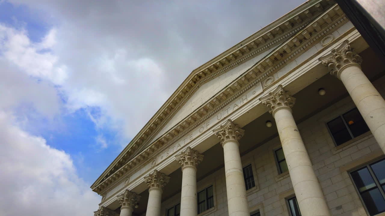 아름다운 구름의 움직임을 배경으로 유타 주청사 앞에 있는 아름다운 건축물의 멋진 저속 촬영