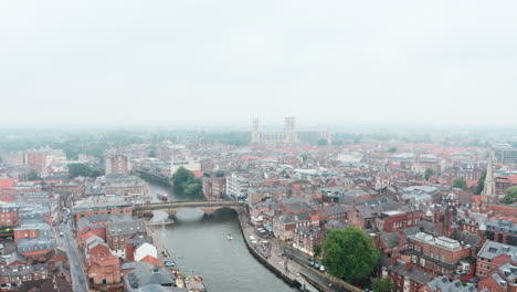 Un-Dron-Bajo-De-Dolly-Hacia-Adelante-Disparó-Sobre-El-Centro-De-York-Hacia-La-Catedral