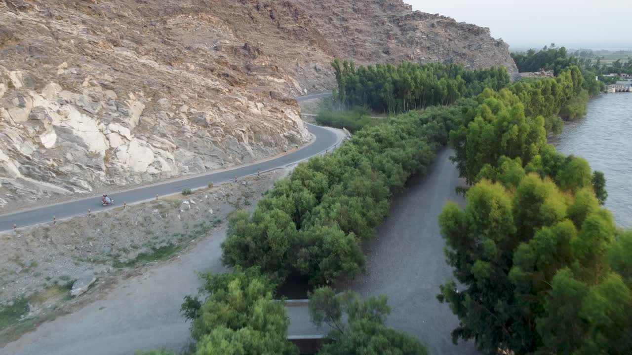 언덕, 강, 초록색의 공중 교향곡