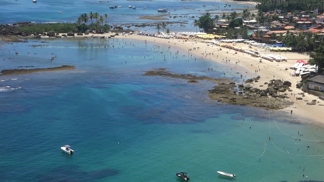 morro de sao paulo, bahia, brazil의 여름 해변에서 수영하는 사람들