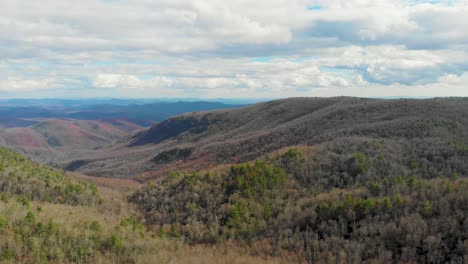 video aéreo de drones de 4k de los acantilados de la cala perdida en la avenida blue ridge cerca de linville, nc