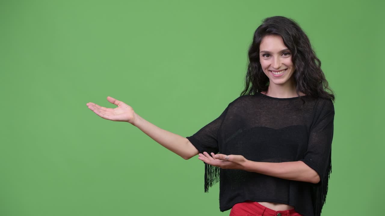 mujer hermosa joven mostrando algo