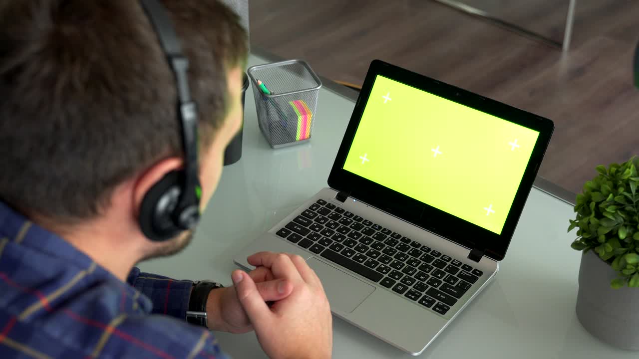 close-up freelance manos masculinas usando pantalla verde tecla croma computadora portátil mecanografía trabajando en oficina ligera con computadora moderna