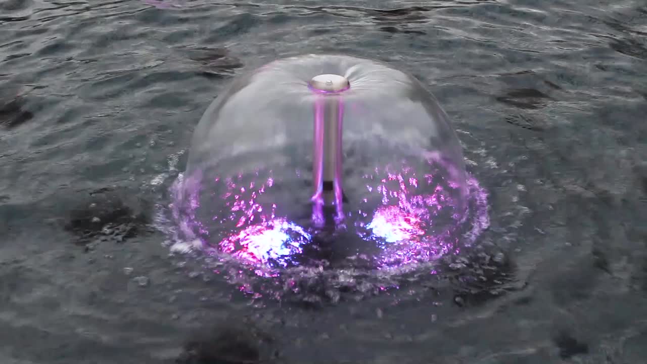 시내 중심가에 쏟아지는 분수 led 조명