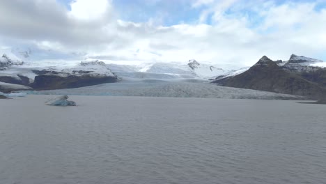 Amplia-Toma-Aérea-De-Una-Laguna-Glacial