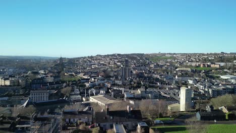 Un-Despegue-Aéreo-Con-Drones-Sobre-La-Ciudad-De-Cork-En-Un-Día-Soleado-De-Invierno-Con-Tejados-Y-Torres-De-Iglesias