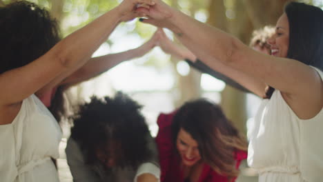 medio shoy de novias felices jugando hilo-aguja con sus invitados en el parque y luego besándose