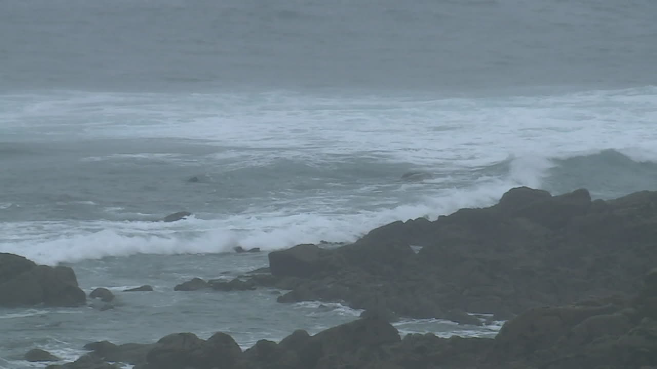 바위에 부서지는 파도