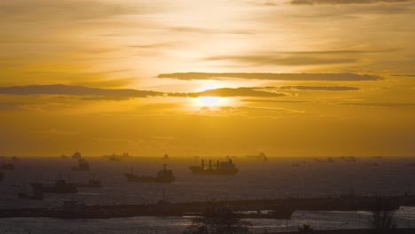 sonnenuntergang über einem geschäftigen hafen