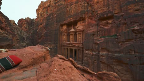 el tesoro de petra, sitio histórico del patrimonio de la unesco tallado en piedra arenisca en jordania visto desde un punto de vista escénico por encima y por los lados.
