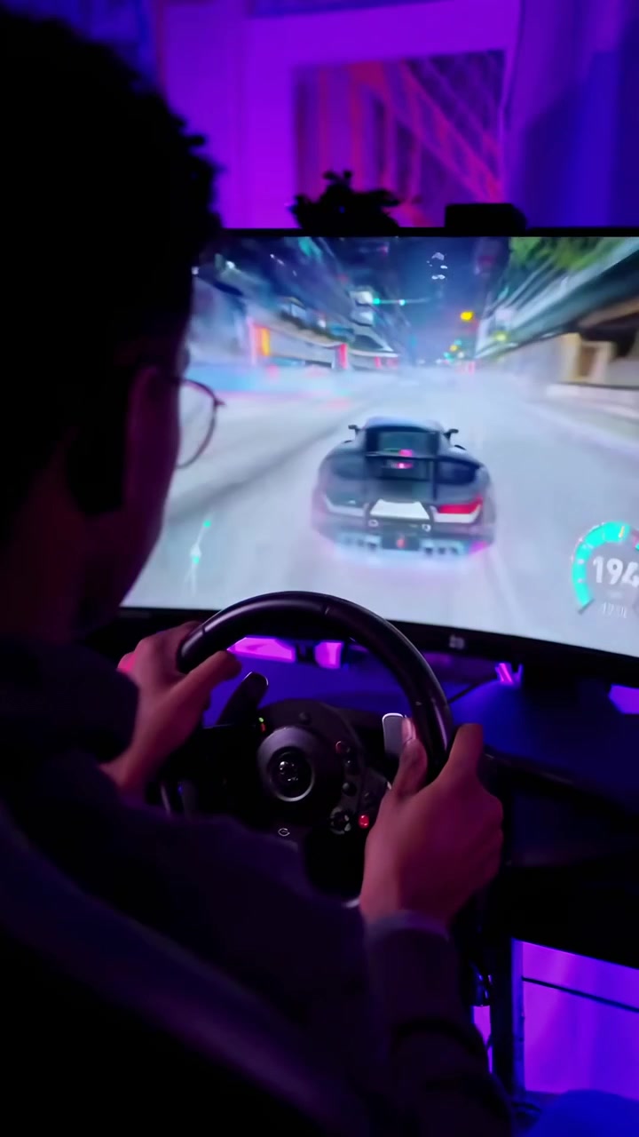 Giovane uomo che gioca a un videogioco di corse con un controller a volante