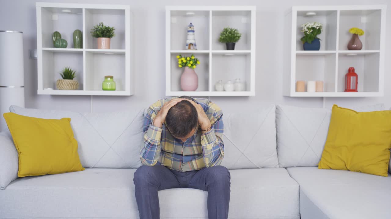 비관적인 사려 깊은  ⁇ 은이.