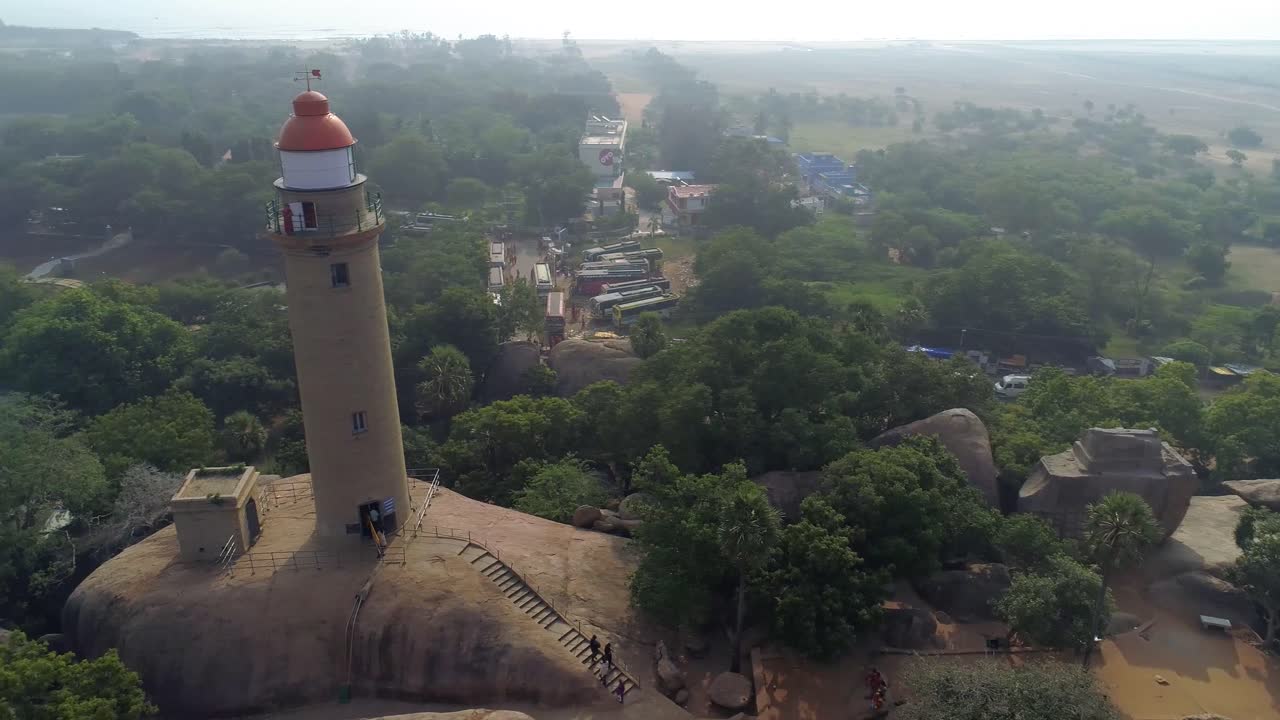 faro de mamallapuram situado entre los famosos templos de la era pallava cortados en roca, vista aérea tomada con drones phantom 4 pro 4k