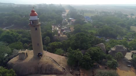 Faro-De-Mamallapuram-Situado-Entre-Los-Famosos-Templos-De-La-Era-Pallava-Cortados-En-Roca,-Vista-Aérea-Tomada-Con-Drones-Phantom-4-Pro-4k