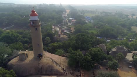 Leuchtturm-Von-Mamallapuram-Inmitten-Berühmter-Felsentempel-Aus-Der-Pallava-Ära,-Luftaufnahme-Auf-Phantom-4-Pro-4K-Drohne