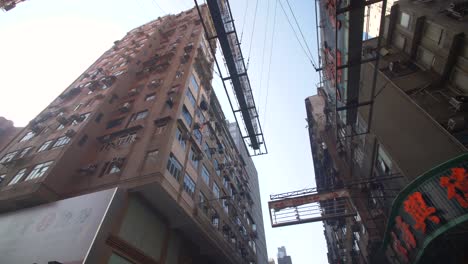 corre por una calle lateral en hong kong