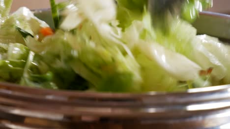 mezcla de ensaladas tiernas y húmedas vibrantes en vista estática de cerca