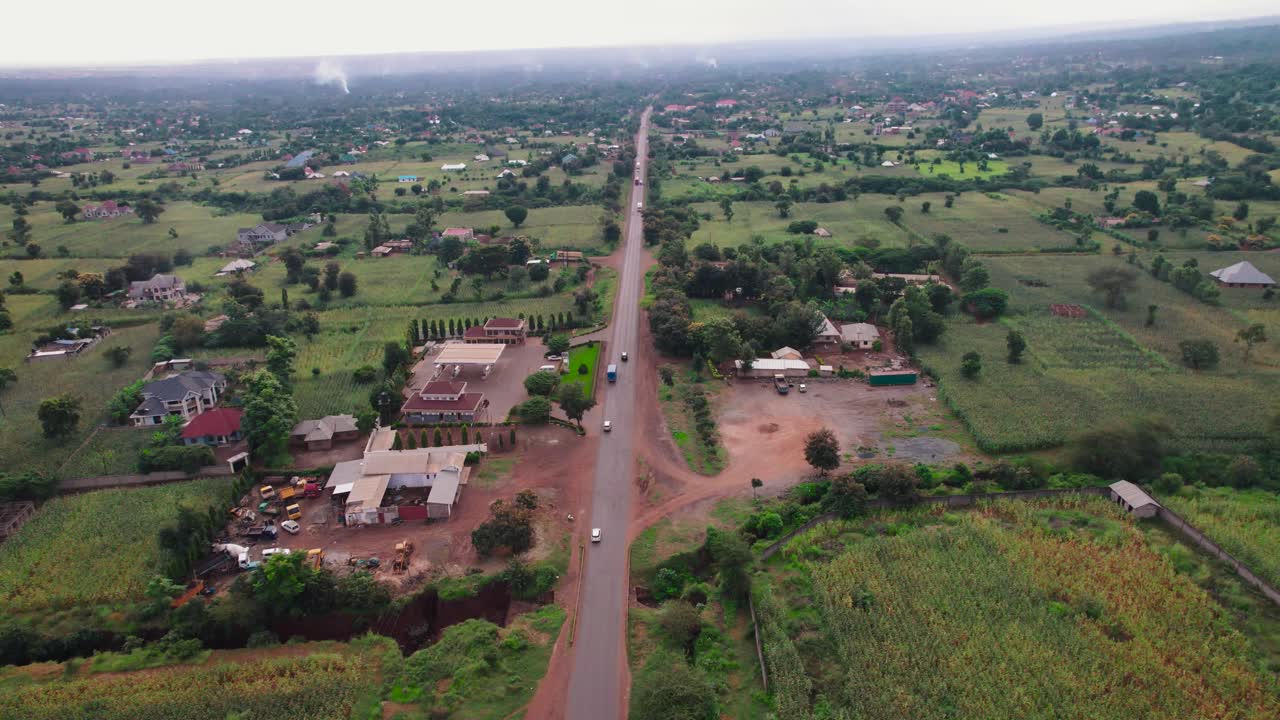 Paesaggio delle fattorie e della strada nella città di Moshi in Tanzania.
