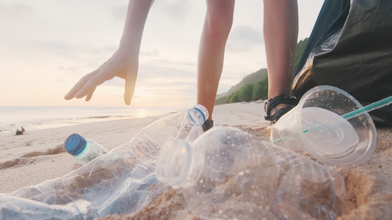 기후변화에 맞서 싸우는 자원봉사자 여성, 오염에서 바다와 생태계를 구하는