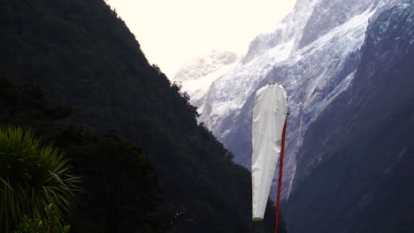 manga de viento en un acantilado nevado vista a la montaña, paisaje escénico de nueva zelanda