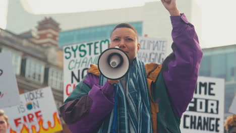 Mujer-Manifestante-Con-Pancarta-Y-Megáfono-En-Marcha-De-Manifestación-Contra-El-Cambio-Climático