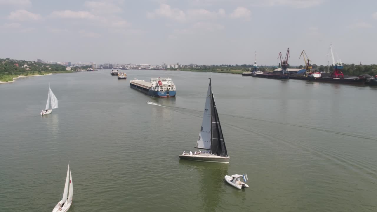 escena fluvial con veleros y buques de carga