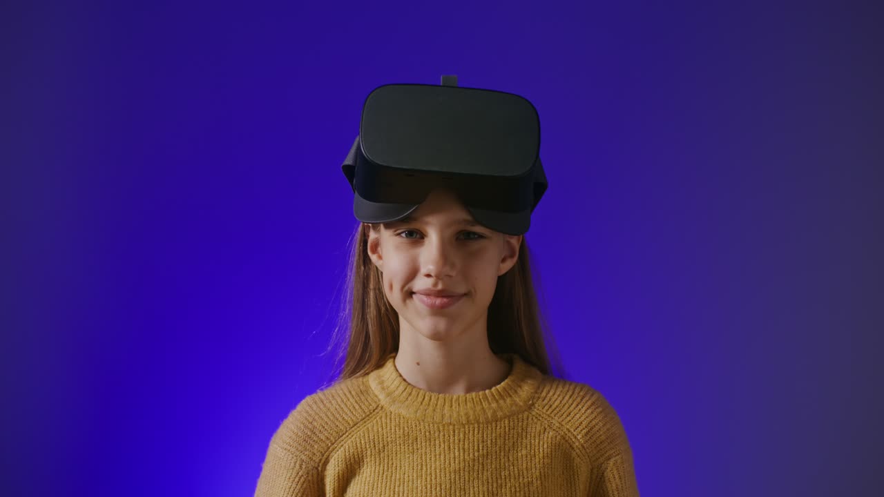 chica con auriculares de realidad virtual