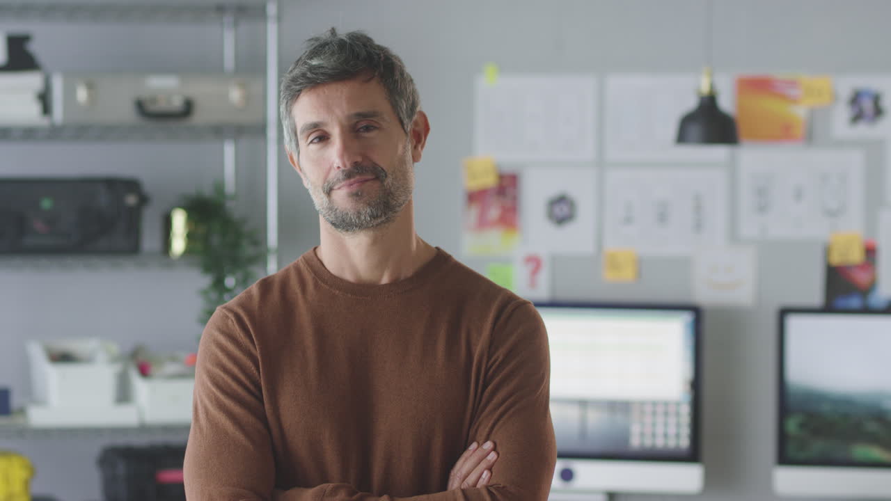 Ritratto di uomo d'affari maturo sorridente che lavora in un ufficio creativo
