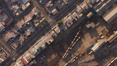 4k-Luftdrohnenaufnahme-Mit-Blick-Auf-Die-Straßen-Der-Stadt-In-Einem-Einkommensschwachen-Oder-Vorstädtischen-Viertel