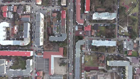 fotografía aérea superior de 4k de edificios urbanos y tráfico en las calles de la ciudad por avión no tripulado