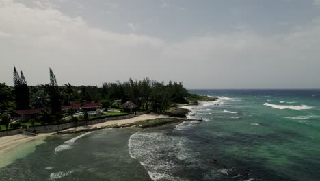 Bonita-Toma-Aérea-De-Olas-En-La-Playa-Cielo-Azul-Agua-Turquesa-En-St