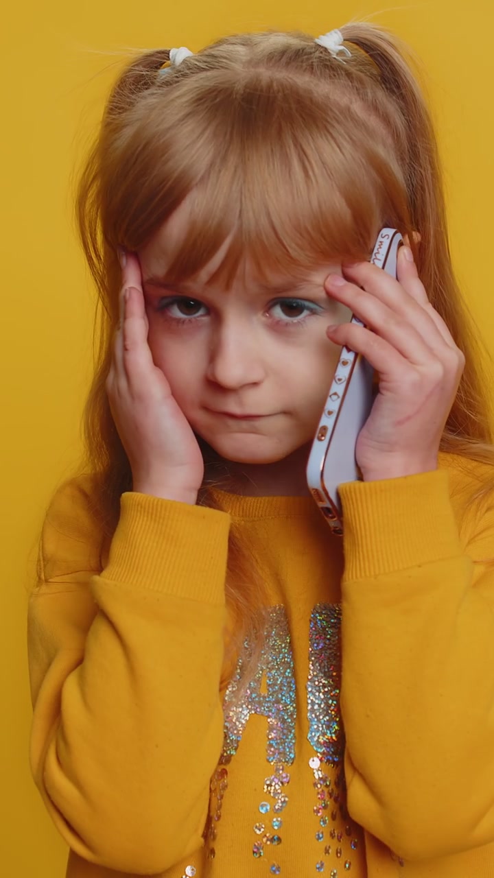 Giovane sorpreso dispiaciuto bambino scuola ragazza bambino bambino usare smartphone cattiva fortuna perdita sfortuna