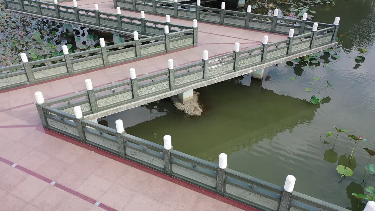 dolly en vista inclinada hacia arriba del espectacular templo de las pagodas del dragón y el tigre con una torre de siete pisos ubicada en el lago lotus en la ciudad de kaohsiung, taiwán