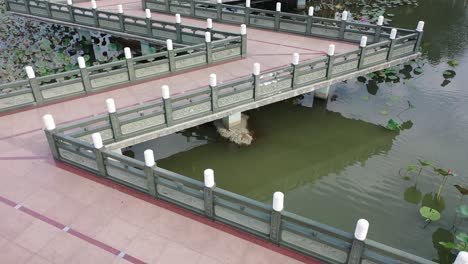 Dolly-In-Aufwärts-Geneigtem-Blick-Auf-Den-Spektakulären-Drachen--Und-Tigerpagodentempel-Mit-Siebenstöckigem-Abgestuftem-Turm-Am-Lotussee-In-Der-Stadt-Kaohsiung,-Taiwan