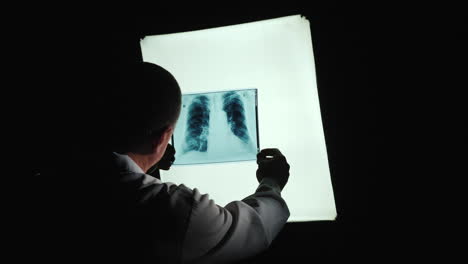 el médico examina la radiografía de los pulmones 1