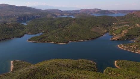 Bergseen-In-Nordalbanien,-Umgeben-Von-Hügeln-Und-Hohen-Gipfeln,-Panoramablick