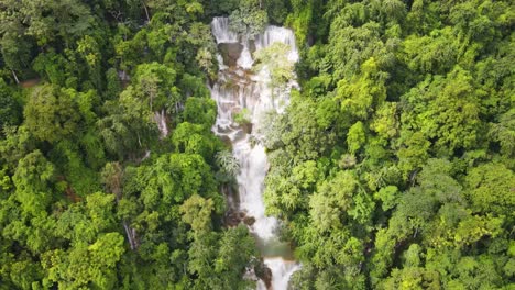 Luftaufnahme-Der-Kuang-Si-Wasserfälle,-Die-Von-Tropischen-Waldbäumen-In-Luang-Prabang-Umgeben-Sind