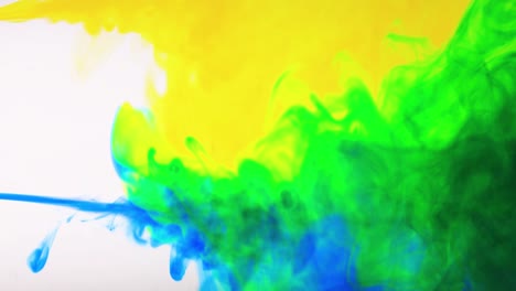 superposición de nube de tinta. explosión de color. movimiento de humo amarillo azul en fondo blanco para la edición de video.