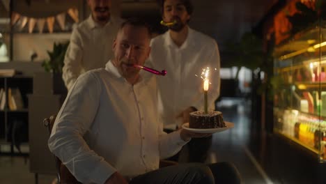 celebración de cumpleaños en la oficina
