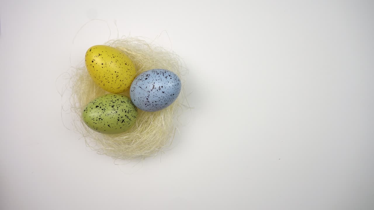 이스터의 상징, 다채로운 이스터 달, 그리고 모든 가정의 휴일.