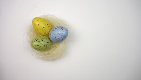símbolo de la pascua. huevos de pascua coloridos y una fiesta en cada hogar.