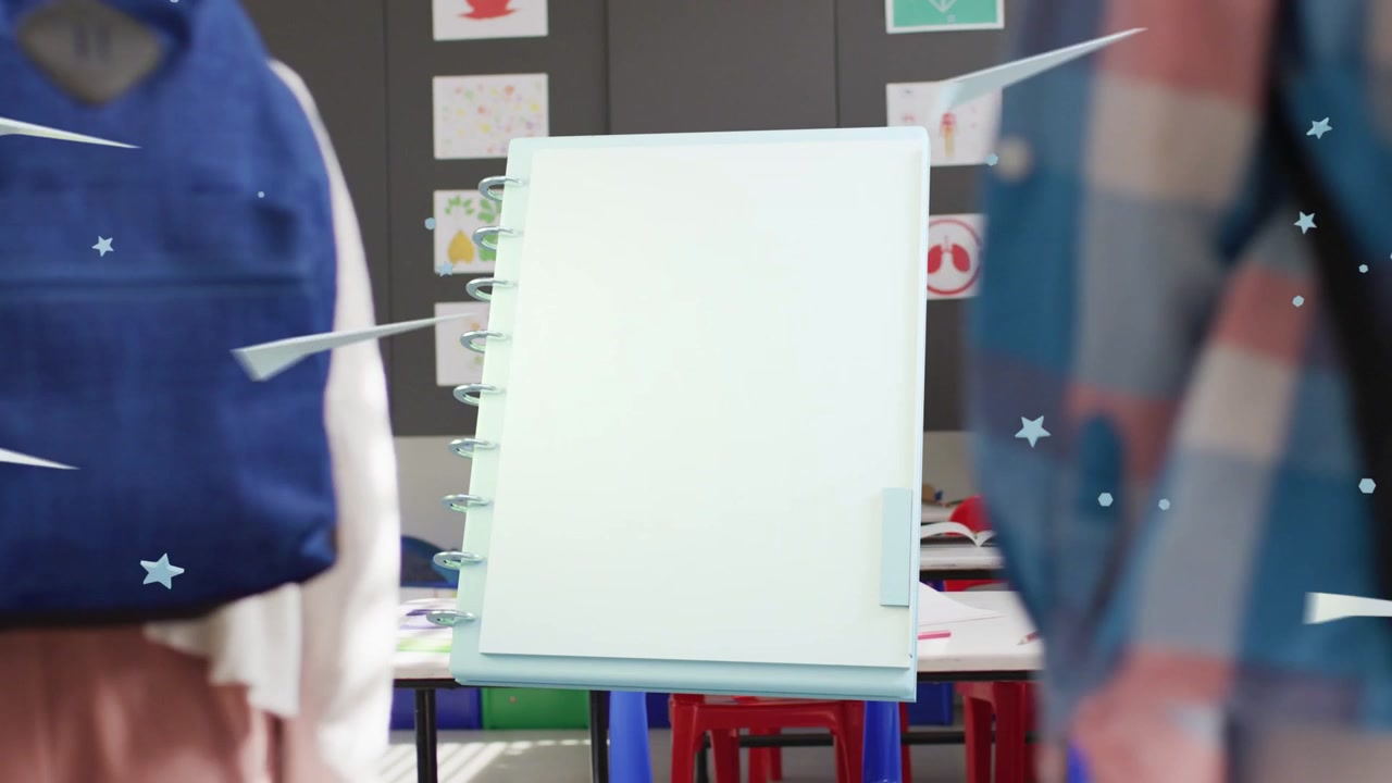 Studenti che camminano dietro un quaderno a spirale animato che appare, fluttuando in aula con gli zaini
