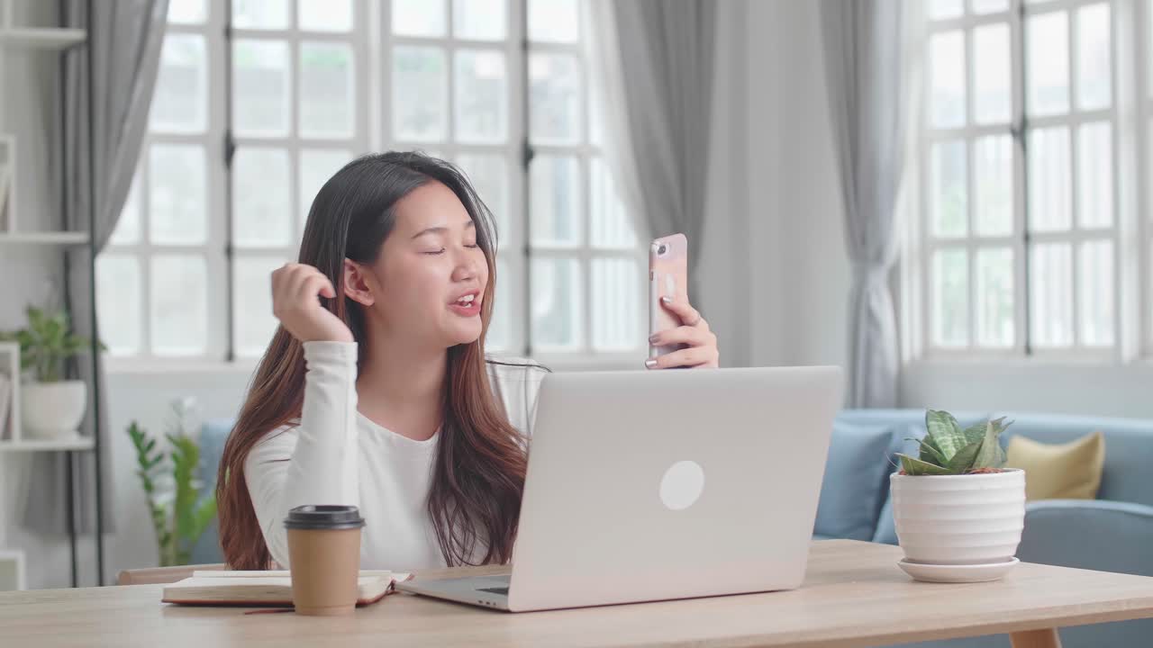 집에서 일하는 동안 비디오 통화를 하는 여성