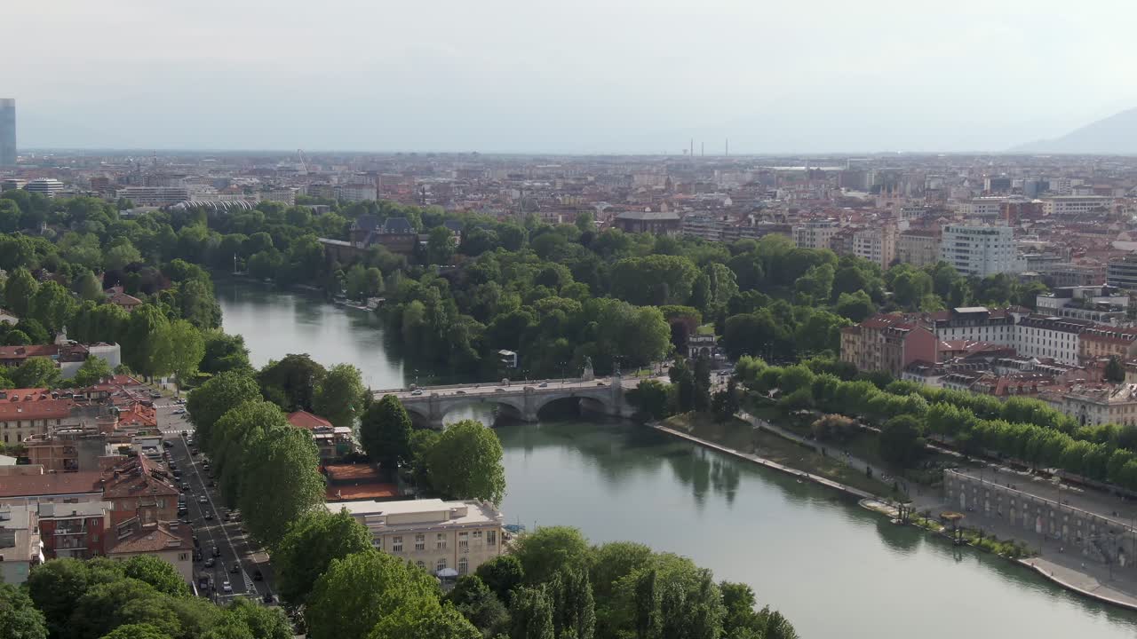Bellissimo ponte sul fiume Po e paesaggio urbano di Torino, vista aerea con drone