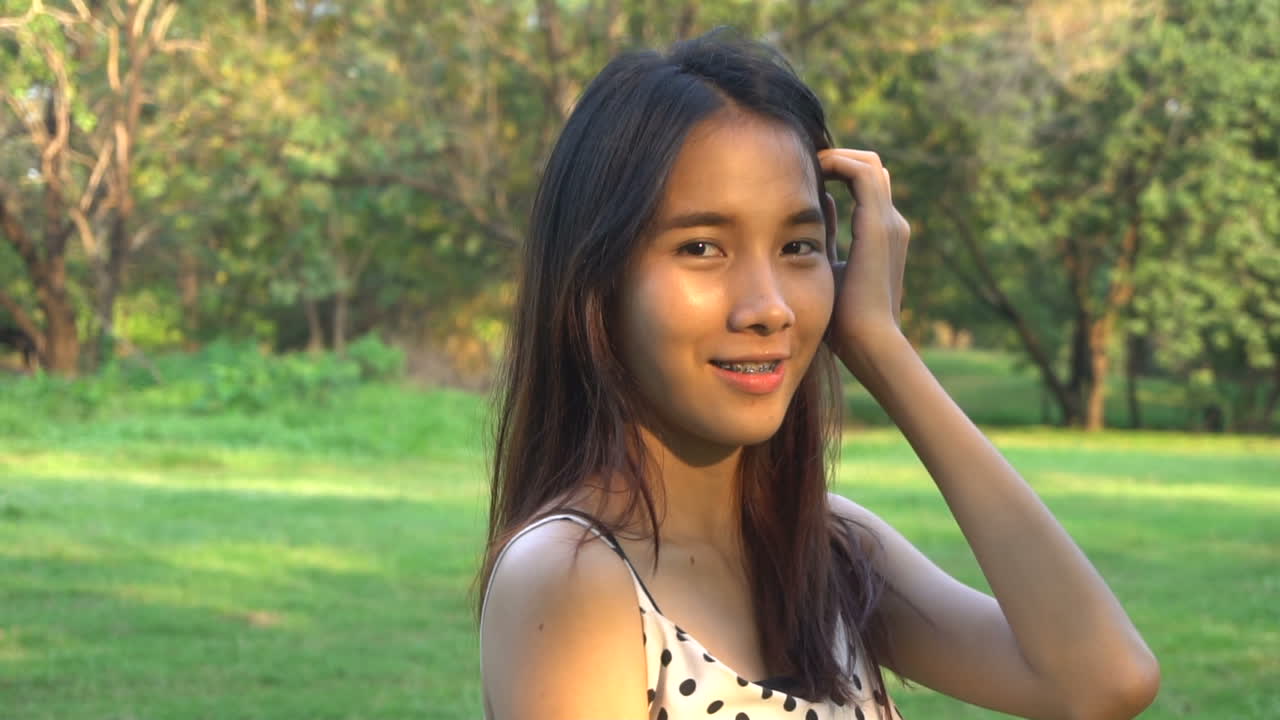 기쁜 아시아 여성의 느린 동작 초상화.