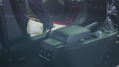 limpieza profesional de automóviles. lavado de sars. detalles interiores. limpieza en seco y detalles del interior de un automóvil. limpeza profunda de asientos. limpeza de espuma en el lavado de automóviles; limpieza del panel del automóvil del polvo. una aspiradora