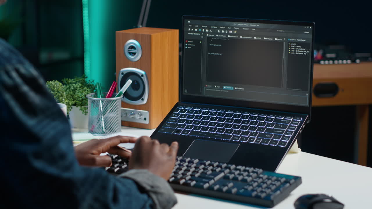 밤에 노트북으로 코딩하는 사람.