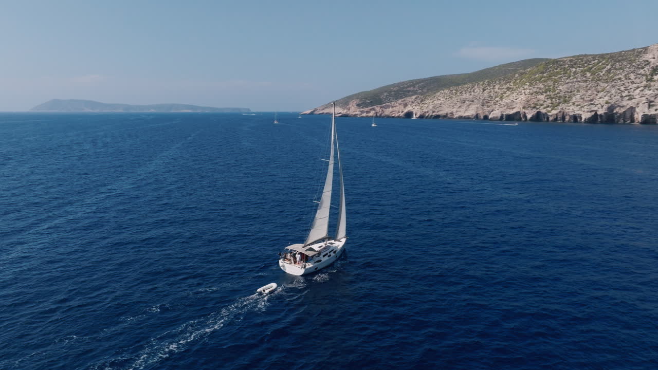 yate de vela en el océano