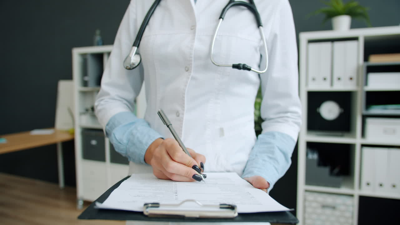 O médico a preencher os registos médicos.