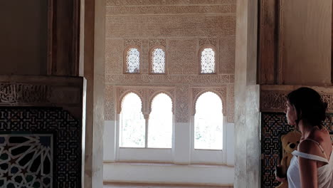 Woman-with-teddy-bear-visit-Mexuar-Hall,-Alhambra,-Granada